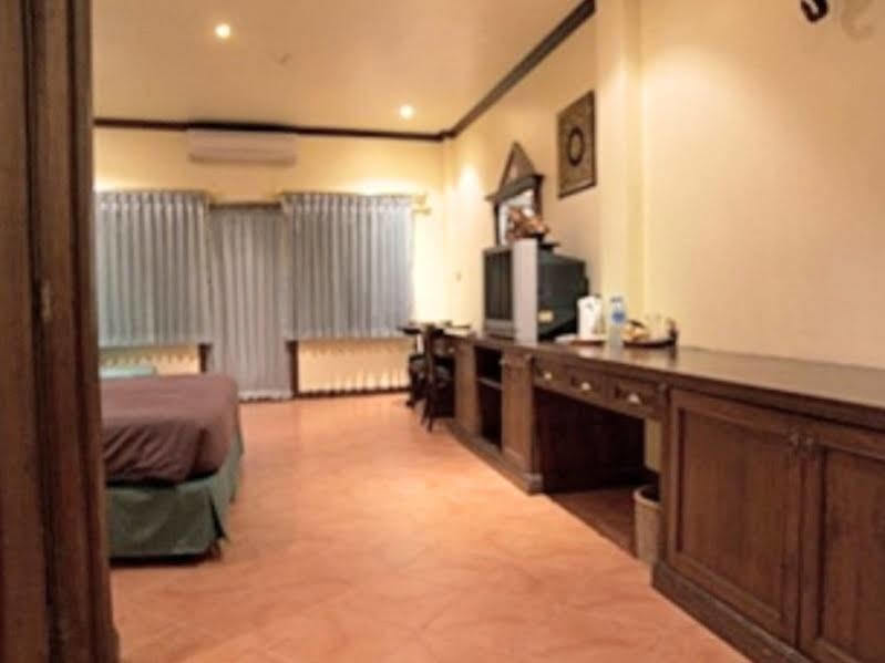 Hotel The Irish Clock à Udon Thani Extérieur photo