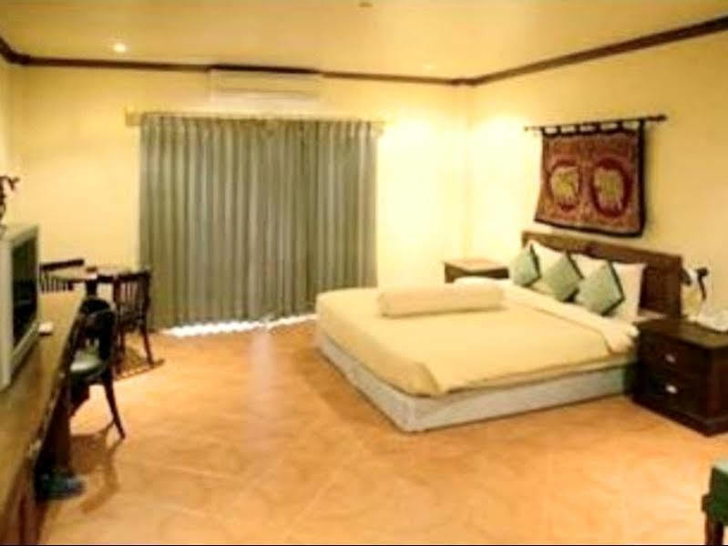Hotel The Irish Clock à Udon Thani Extérieur photo