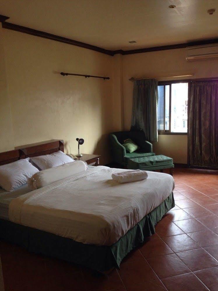 Hotel The Irish Clock à Udon Thani Extérieur photo